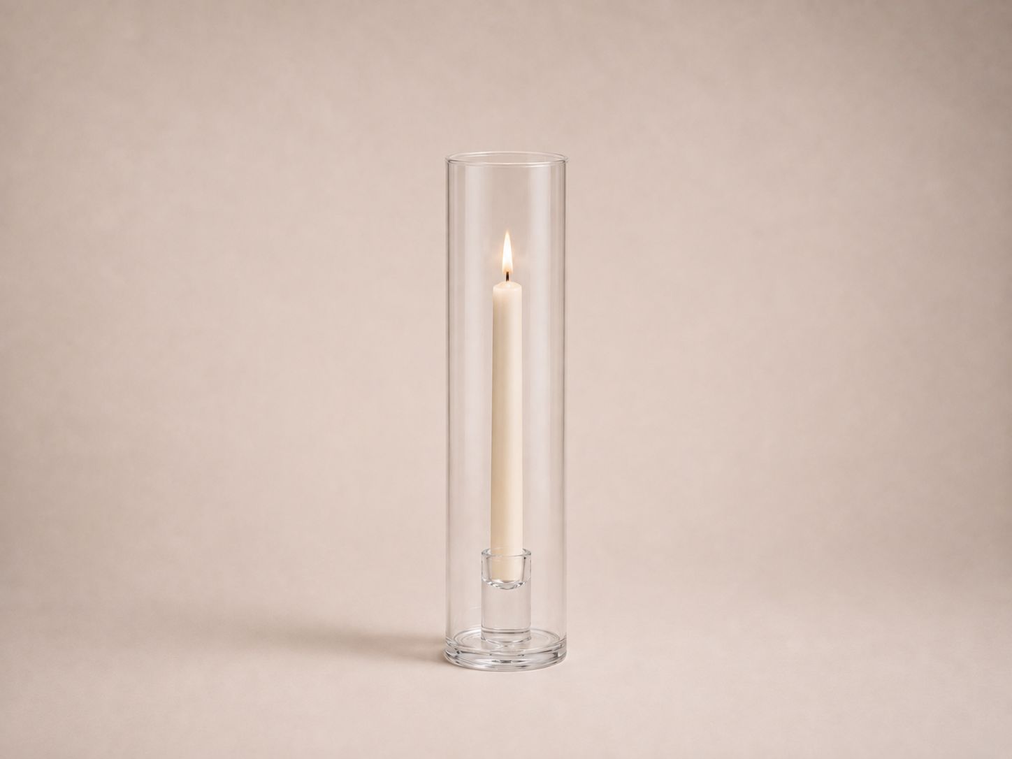 Hoher Glaszylinder als Kerzenständer für Stabkerzen