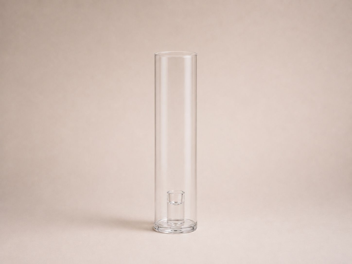 Hoher Glaszylinder als Kerzenständer für Stabkerzen