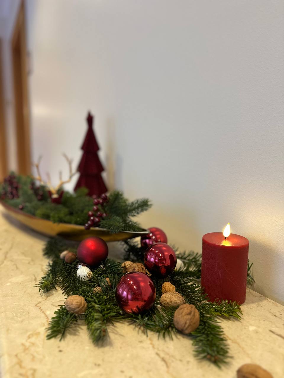 Adventsgesteck mit Kerze