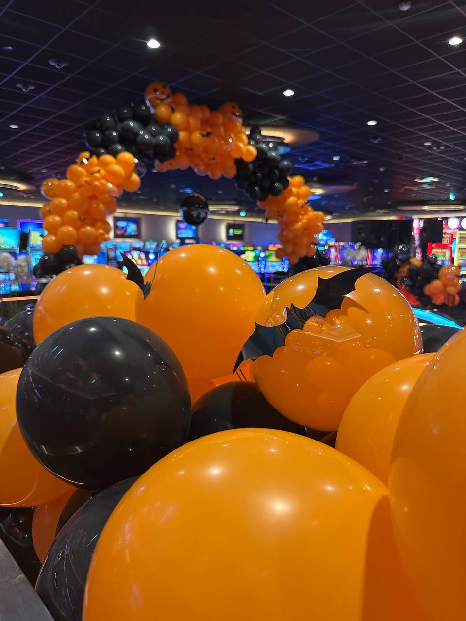 Ballondekoration in Orange und Schwarz