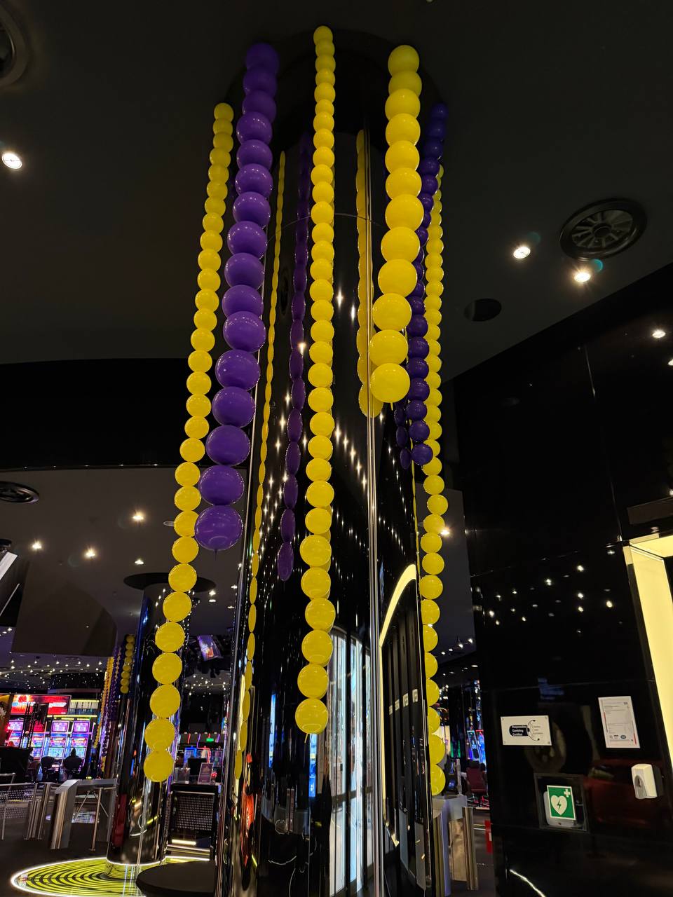 Ballonsäulen in Lila und Gelb