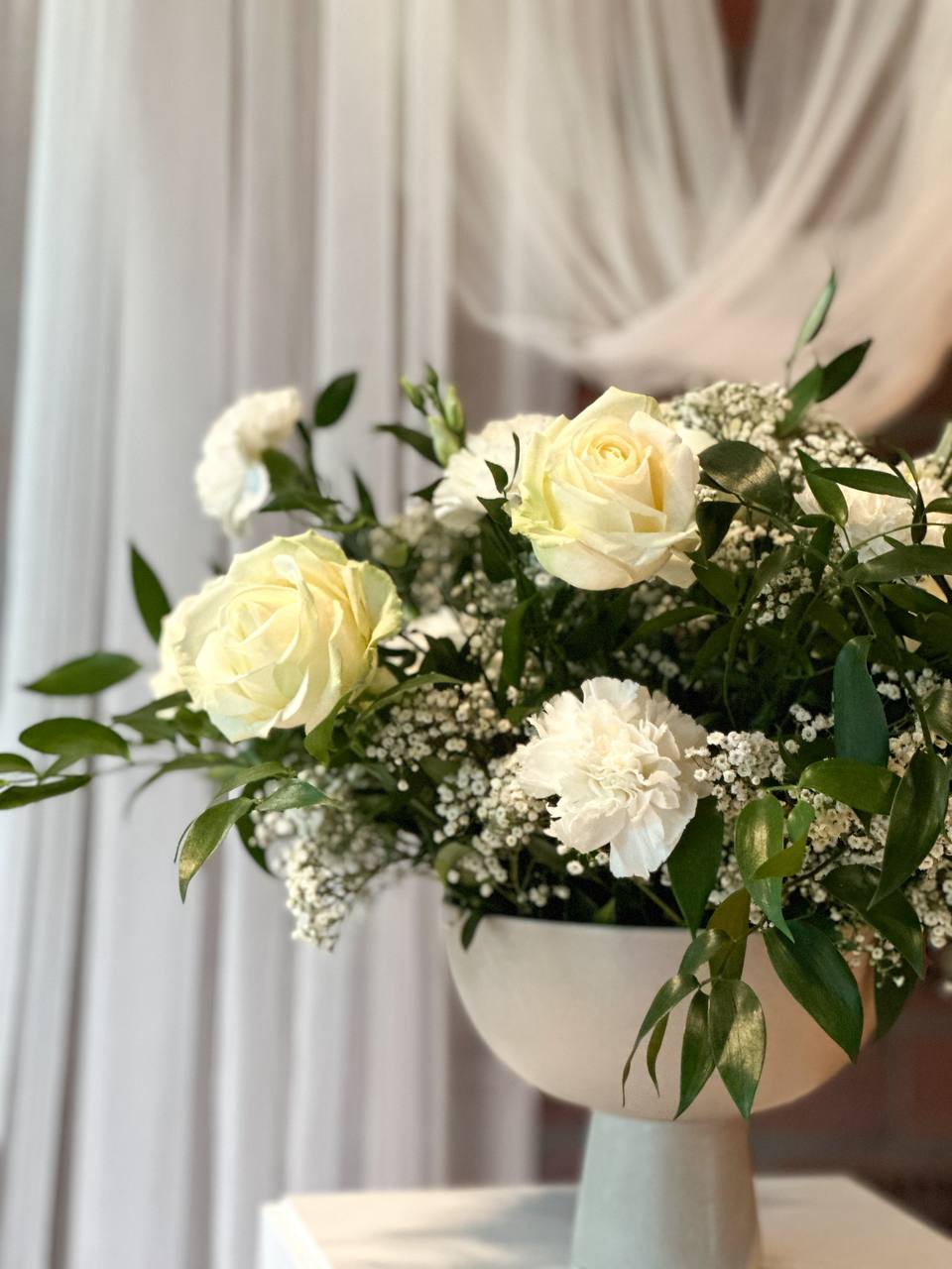 Blumenarrangement in Weiß und Creme