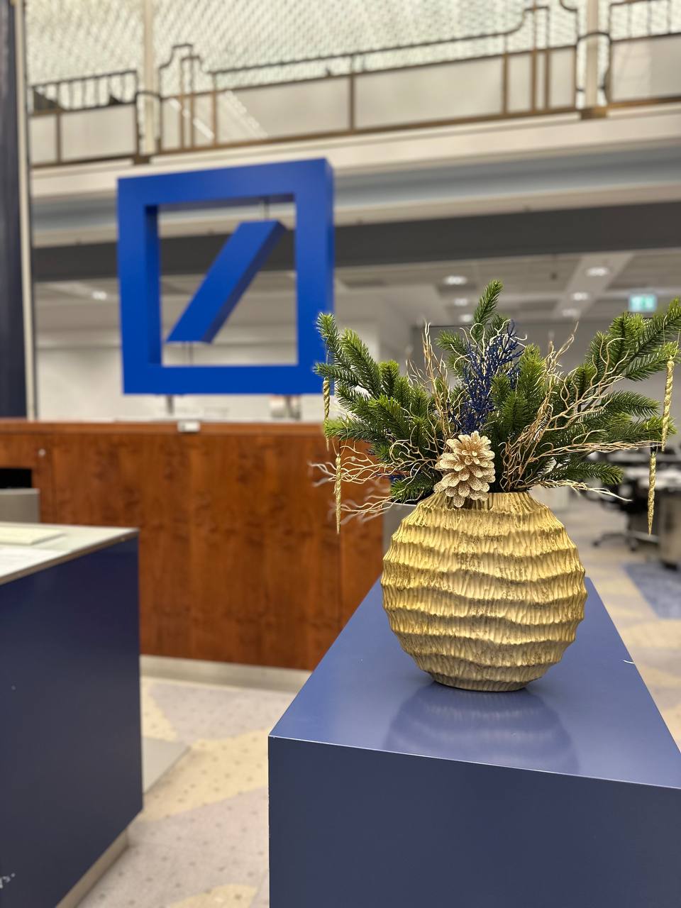 Goldene Vase im Markenauftritt