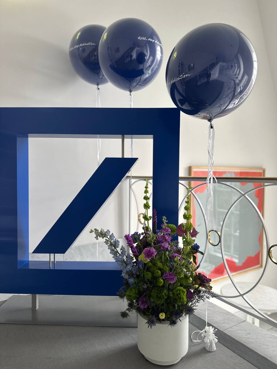 Markenlogo mit Ballons und Floristik