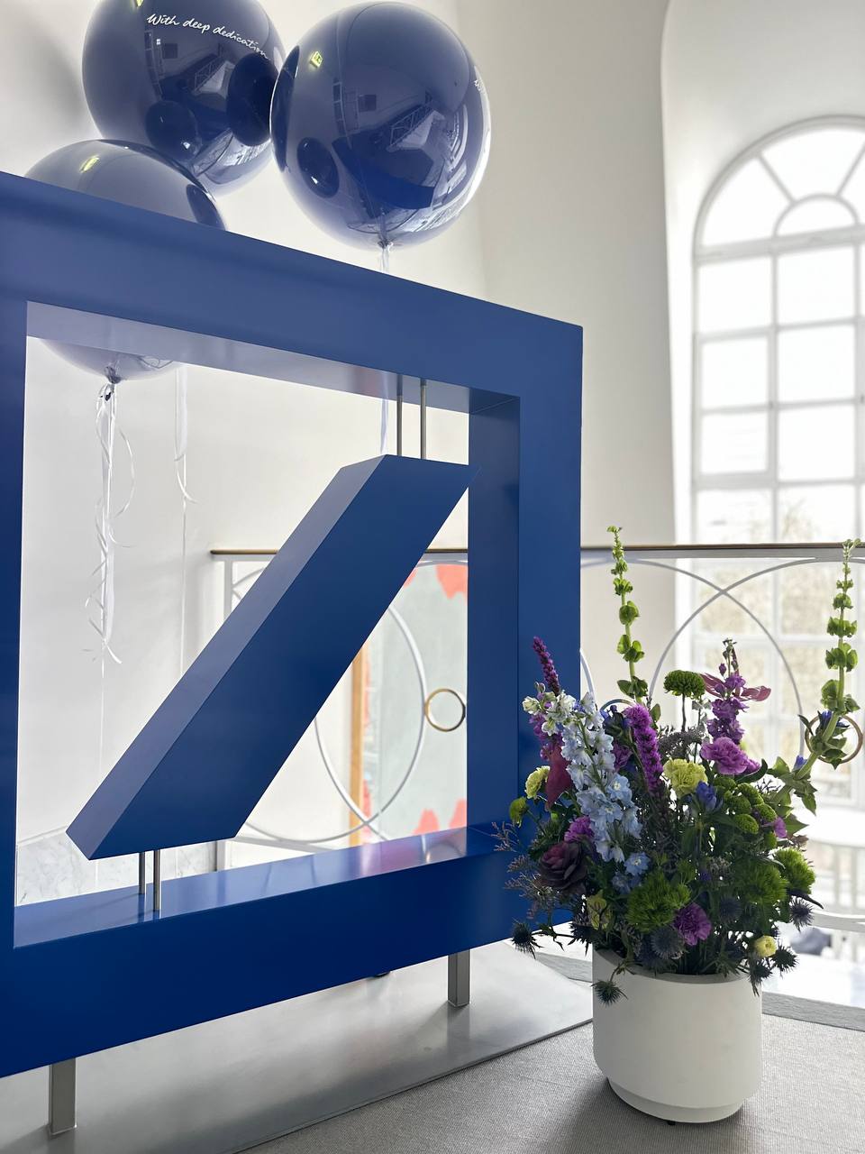 Markenlogo mit Blumenarrangement