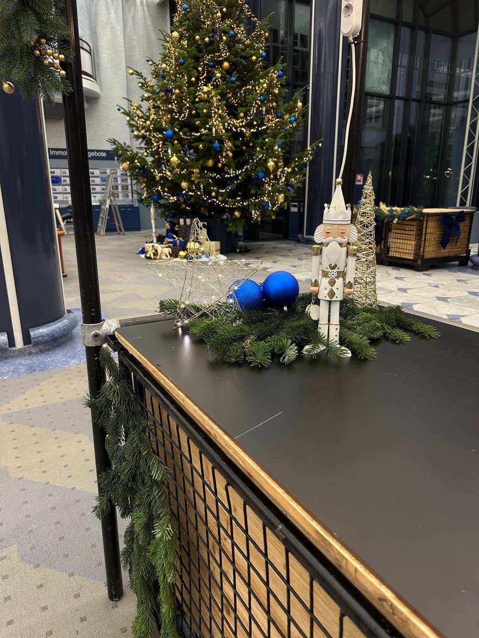 Weihnachtsdekoration in der Firmenlobby