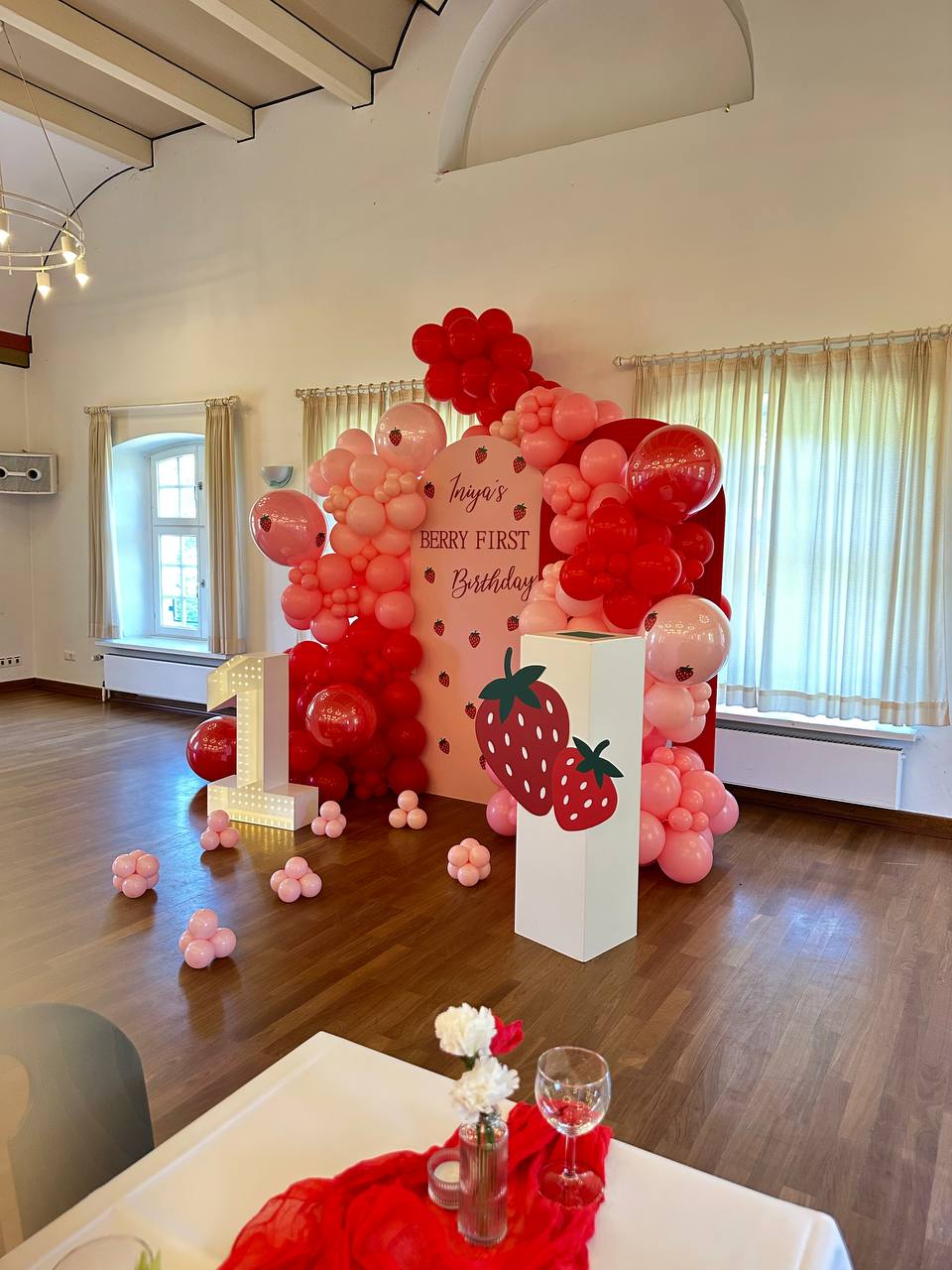 Erster Geburtstag in Rot und Rosa