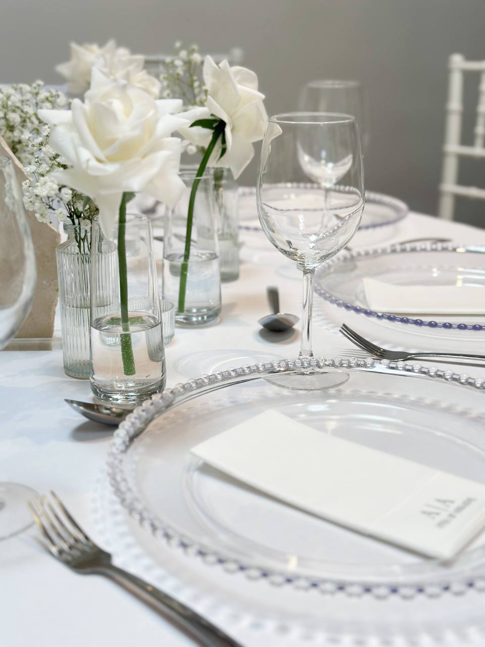 Gedeck mit weißen Rosen – Kimimooi Events, Krefeld
