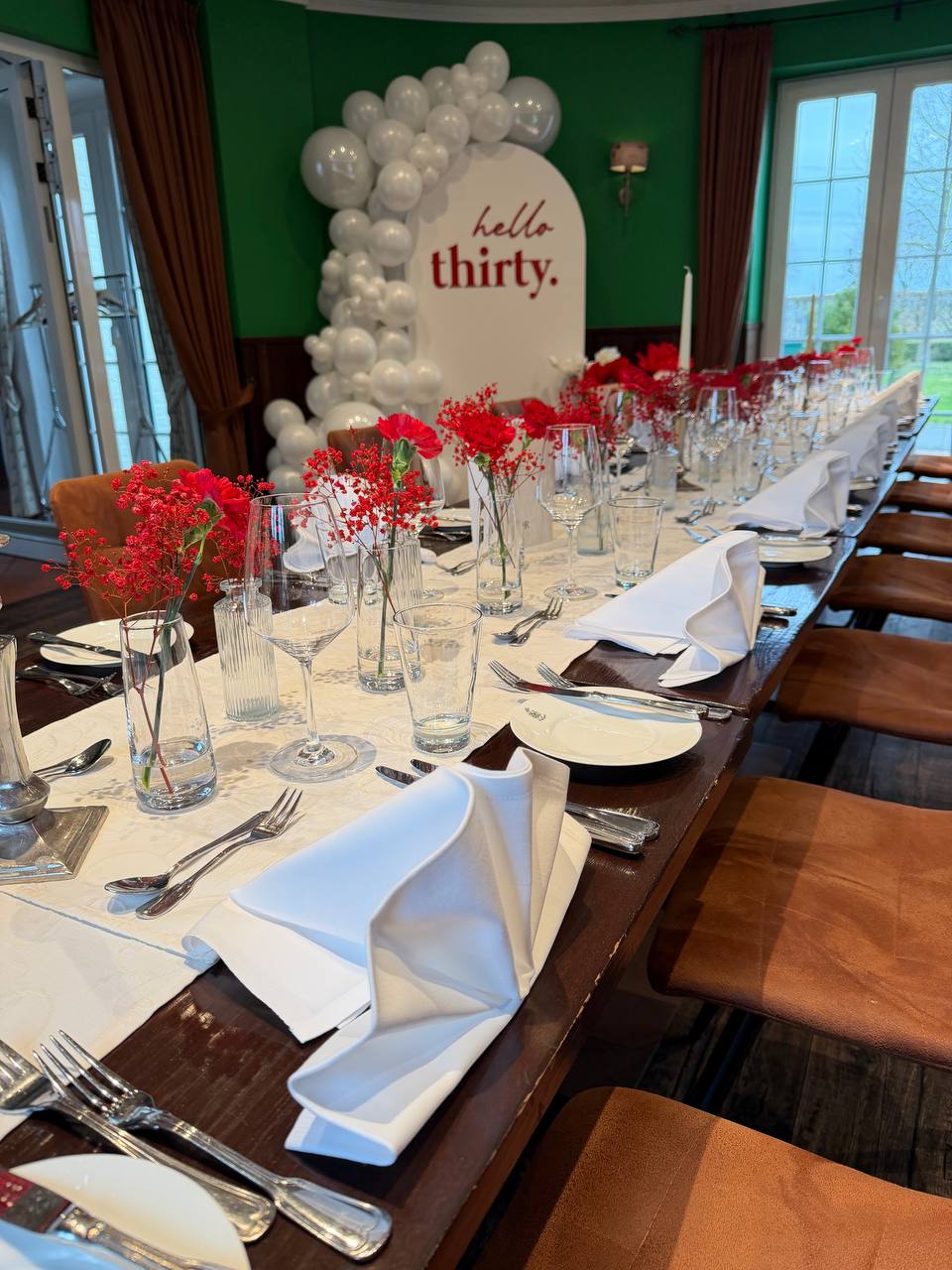 Lange Tafel in Rot
