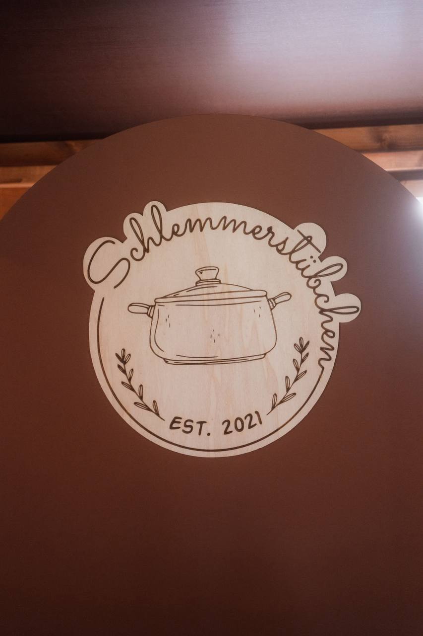 Logo-Bogenwand in Terrakotta