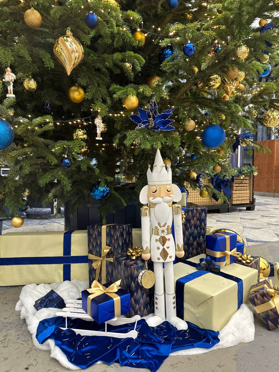 Nussknacker in Blau und Gold