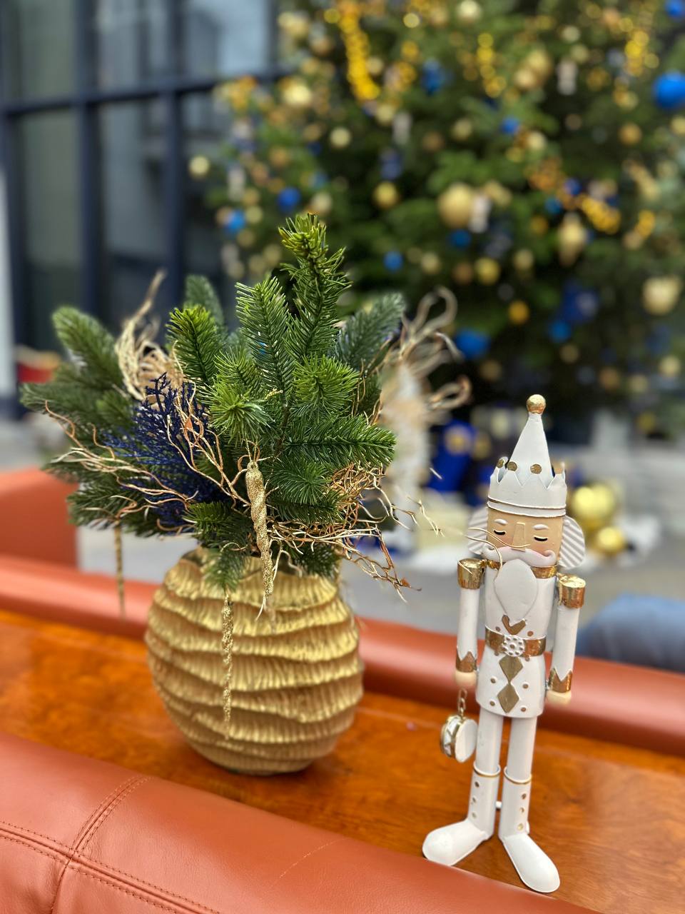 Nussknacker mit goldener Vase