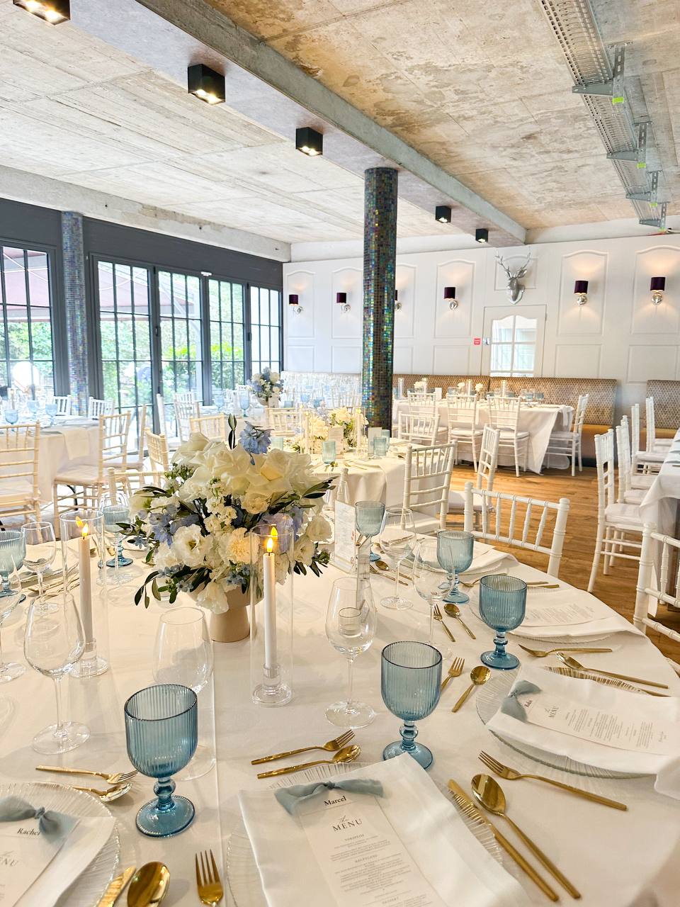 Saal mit Blumen und blauen Gläsern