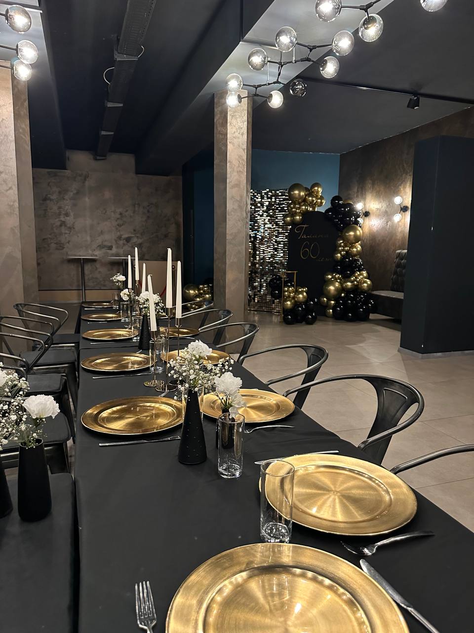 Goldene Tafel mit Kerzen