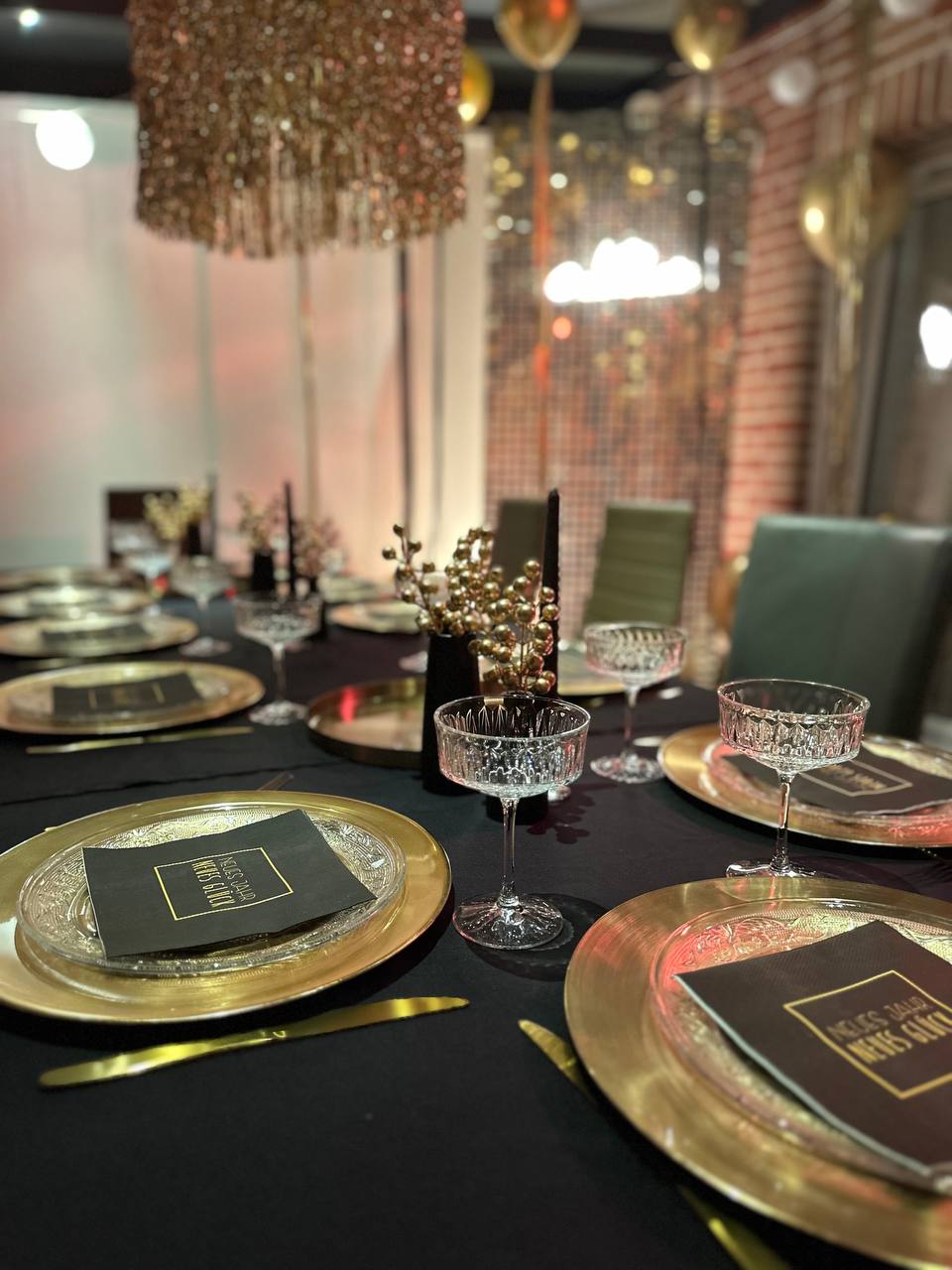 Tafel in Schwarz und Gold