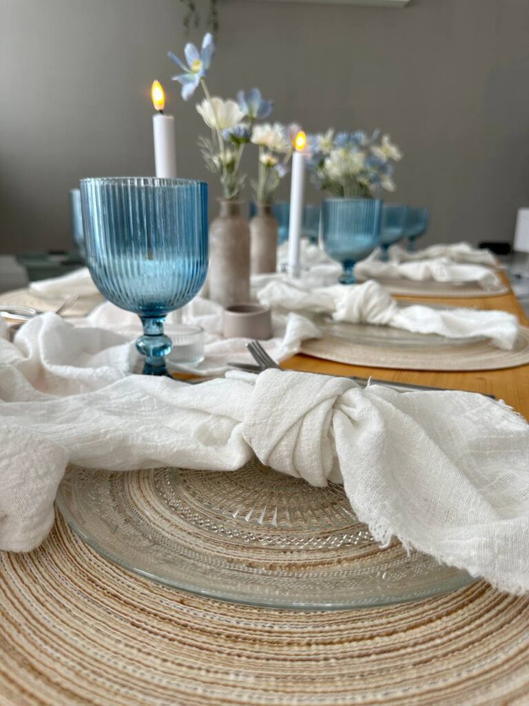 Tischdekoration in Creme und Beige