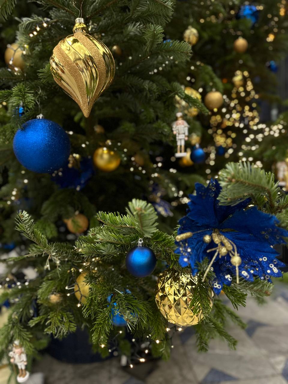 Weihnachtsbaum in Blau und Gold
