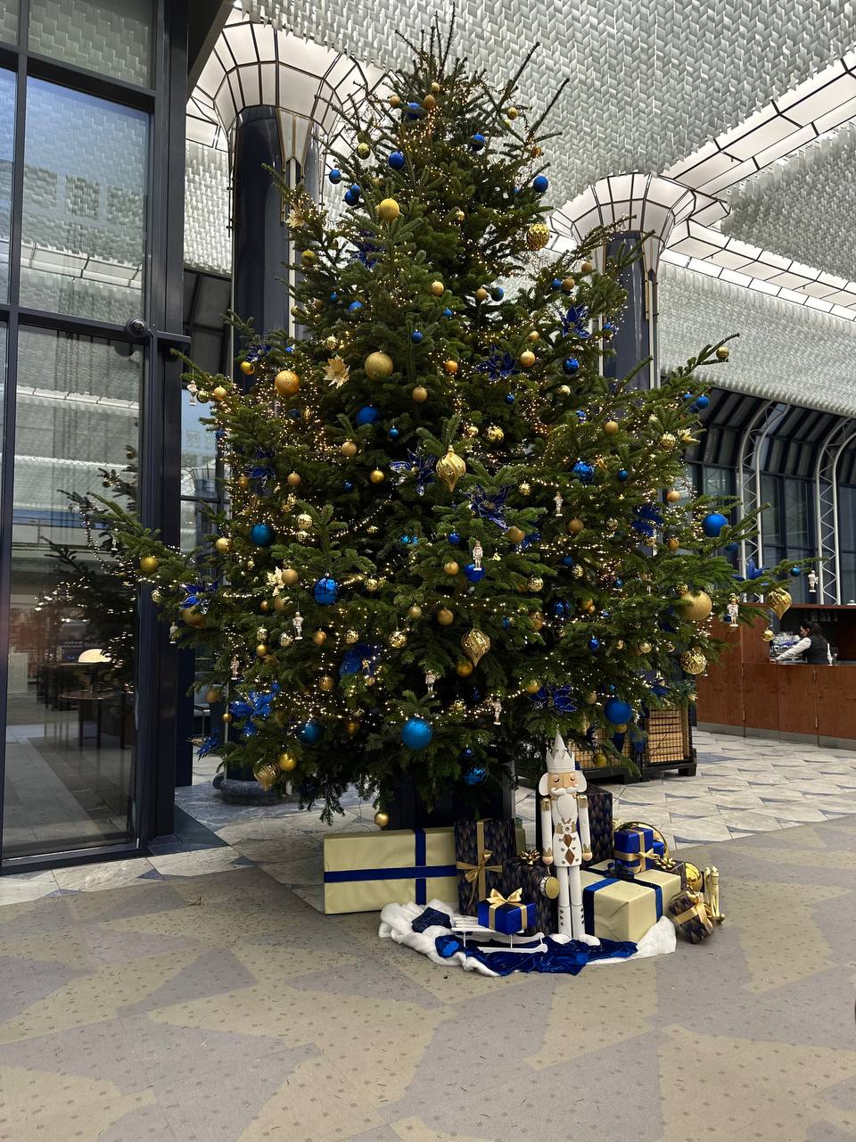 Weihnachtsbaum im Empfangsbereich