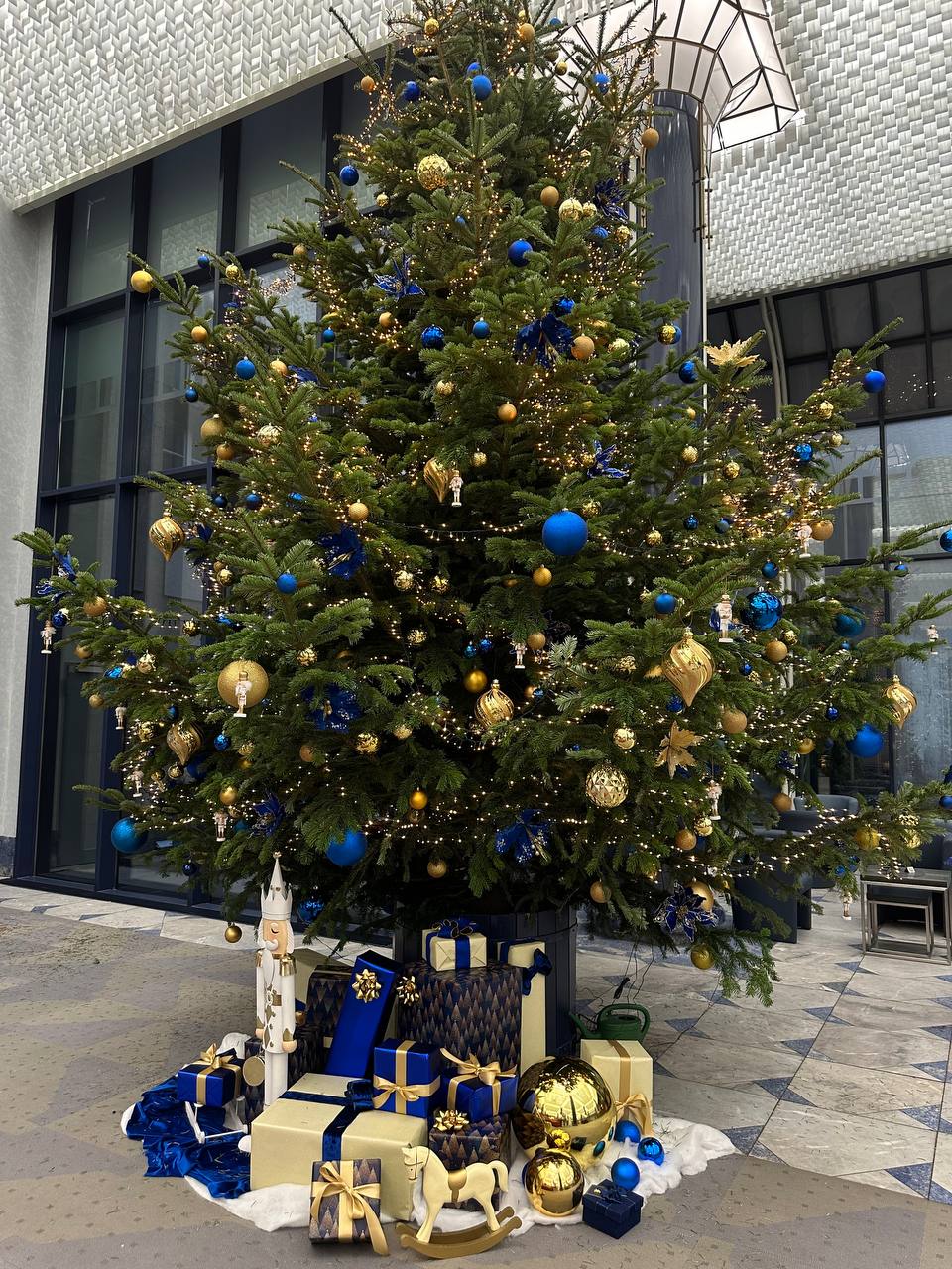 Weihnachtsbaum mit Geschenken