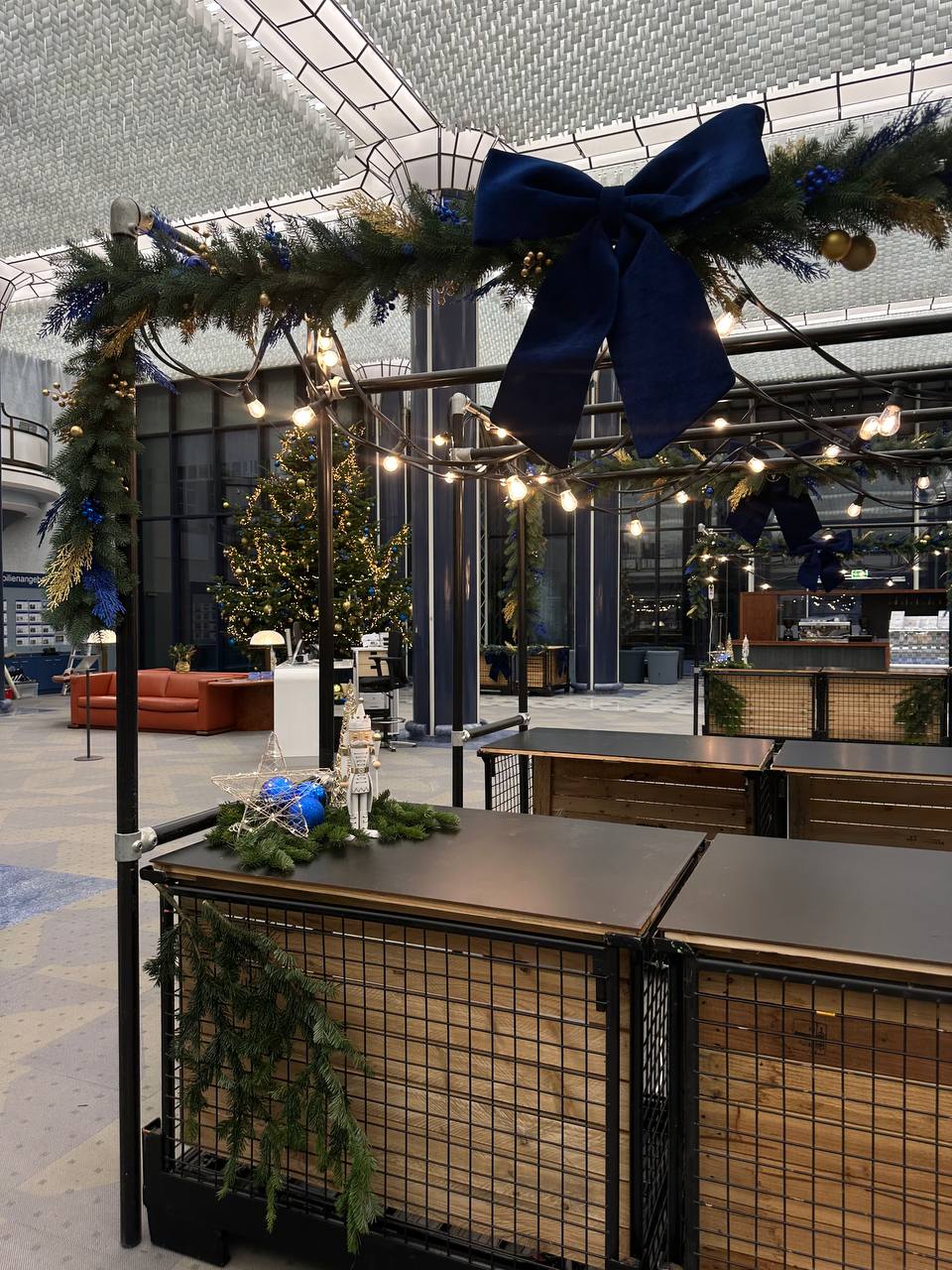 Weihnachtsgirlande über der Bar